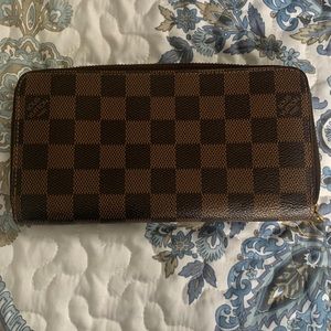 Louis Vuitton zippy wallet